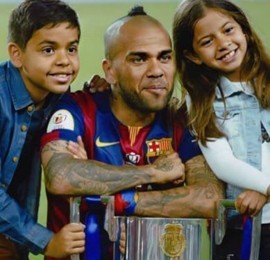 Joana Sanz husband Dani Alves with his children.